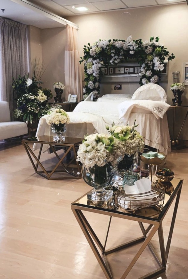 اعتماد لوحة ألوان راقية وأنيقة بدرجات الأبيض والأزرق والأخضر في صالة استقبال الضيوف