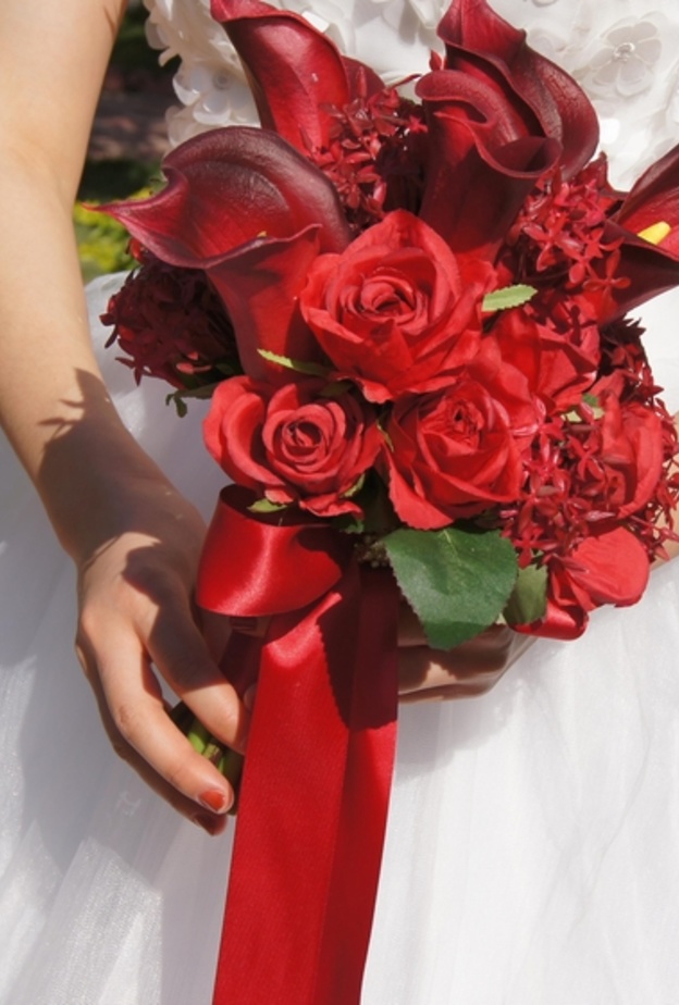 باقات زهور العرائس ذات اللون الأحمر تتميز أيضا بجاذبيتها فهي غالبا ما تكون ملفتة للغاية
