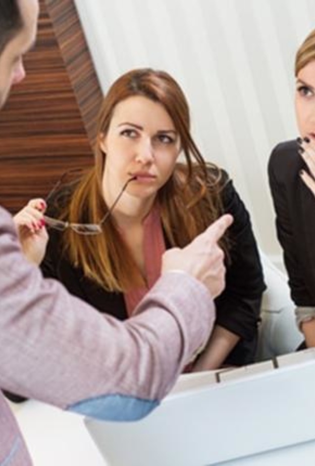 كيف تواجه المرأة التمييز والتنمر في مجال العمل