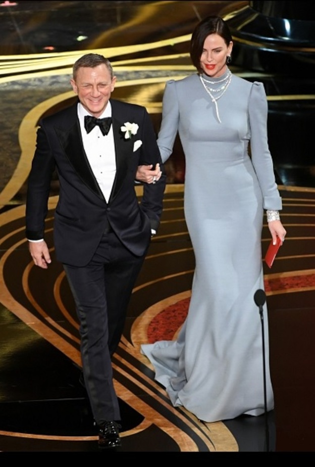 دانيال كريغ وتشارليز ثيرون على مسرح حفل جوائز الأوسكار 2019