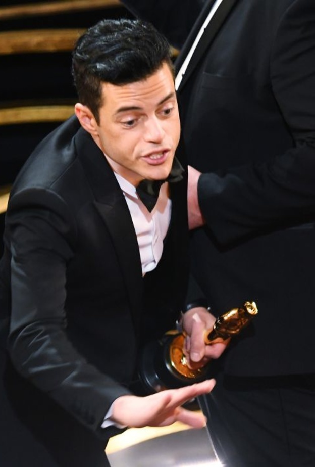 رامي مالك يسقط على مسرح الأوسكار بعد استلامه جائزة أفضل ممثل