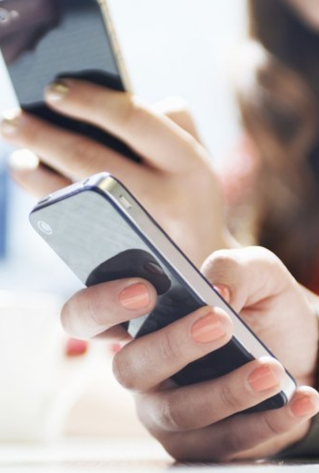 استخدام الأجهزة الذكية أثناء الطعام يضر الصحة