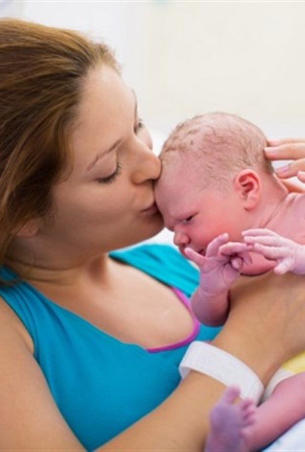 كيف تعتني الأم بصحتها بعد الولادة