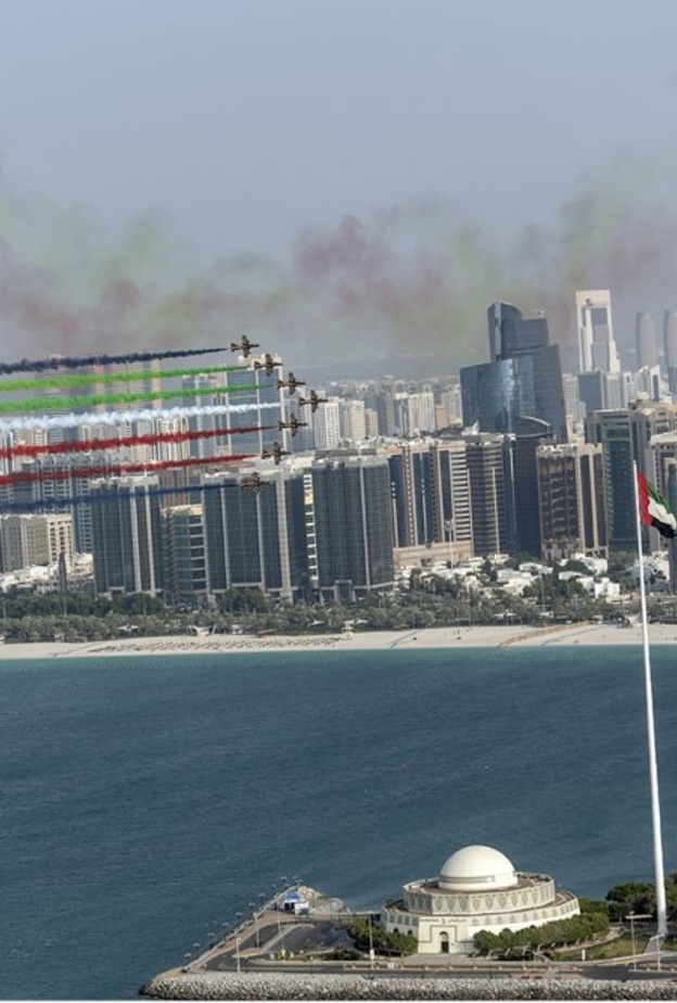 عروض جوية من فرسان الإمارات في اليوم الوطني للكويت 