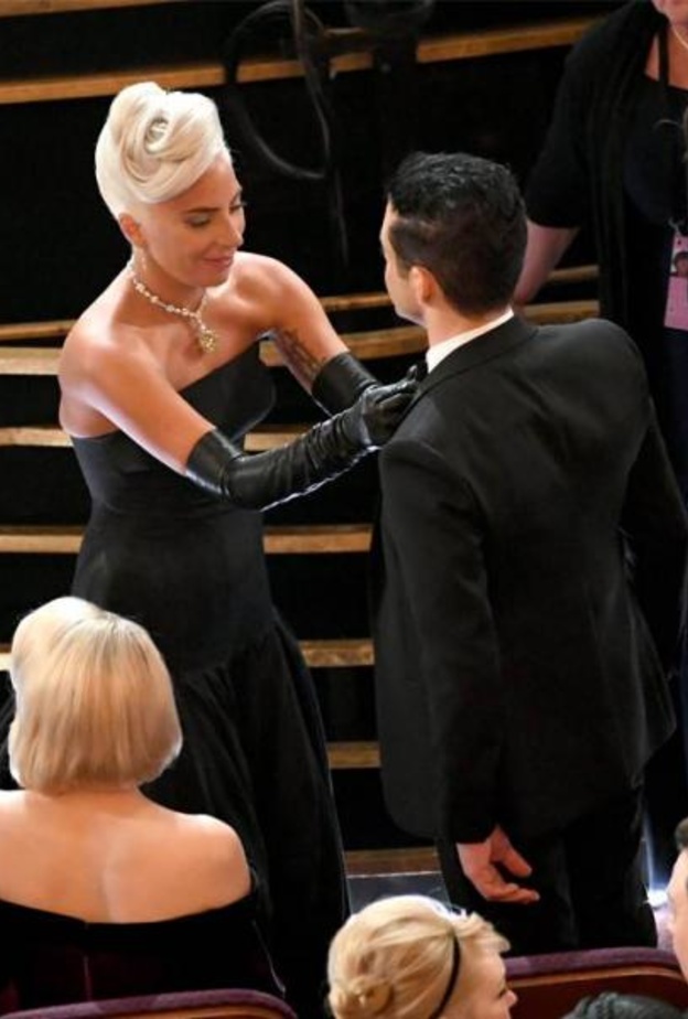 ليدي جاجا تضبط ربطة عنق رامي مالك 