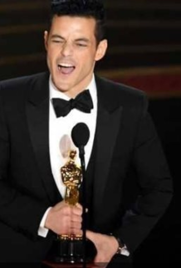 رامي مالك يحتفل بالذهب 