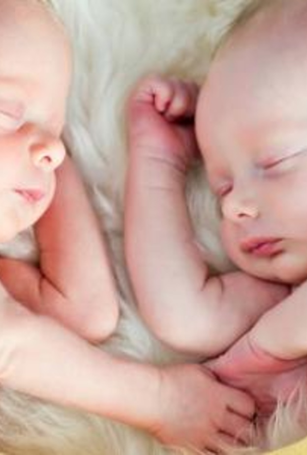 نصائح للأم التي لديها توأم في تخطي الشهور الأولى