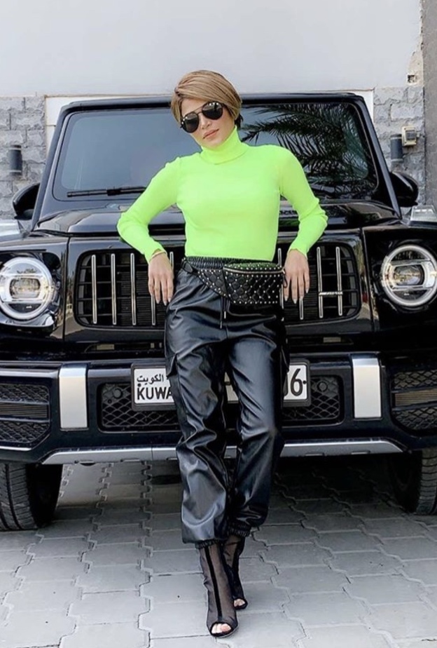 احرصي على اقتناء معطف بليزر بنقش الكاروه ونسقيه بطريقة كاجوال