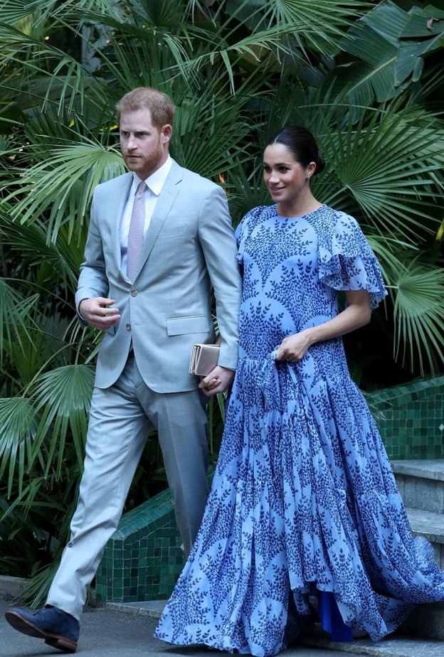 ميغان ماركل Meghan Markle تختار شنطة الكلتش العريضة مع البروش الأمامية من دار Dior