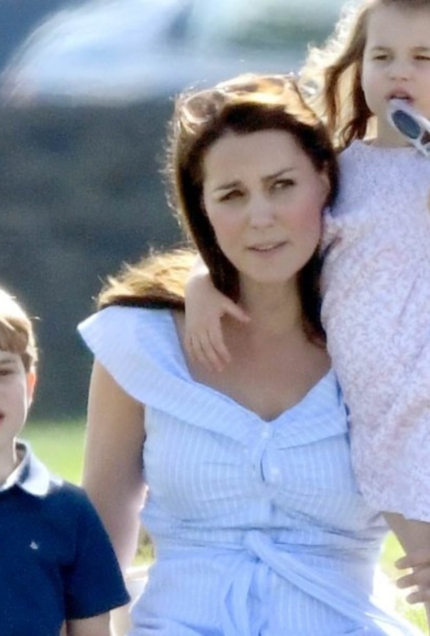 كيت ميدلتون أجرت سباقا في السباحة بين الأميرين جورج وتشارلوت