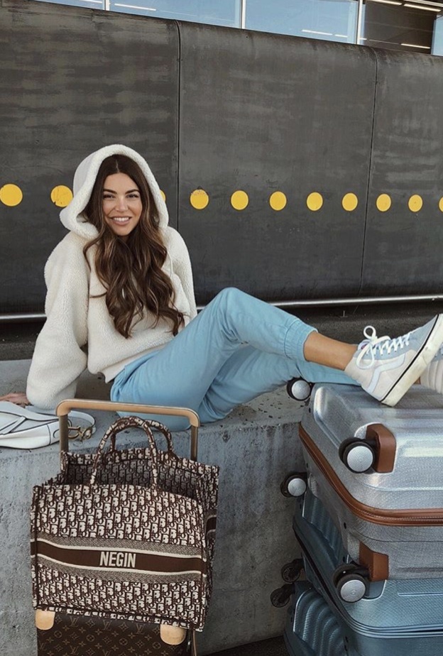 إطلالة رياضية بجاكيت hoodie يحمل تفاصيل ملفتة