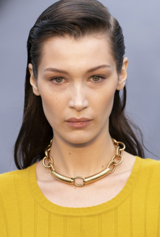 أحمر الشفاه البارز الذي يليق بالشفاه الصغيرة بأسلوب Ermanno Scervino