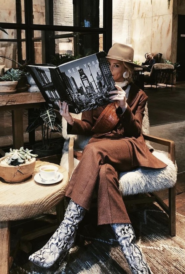 أحذية البوت بطبعة جلد الأفعى