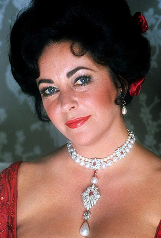 أقراط إليزابيث تايلور الكلاسيكية