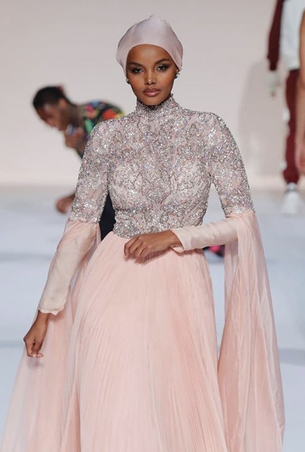 عارضة الأزياء Ashley Graham في عرض Christian Siriano