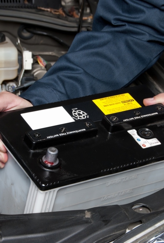 ضع سيارتك بالقرب من السيارة الأخرى المستعارة بحيث تكون كل منهما مقابلة للأخرى