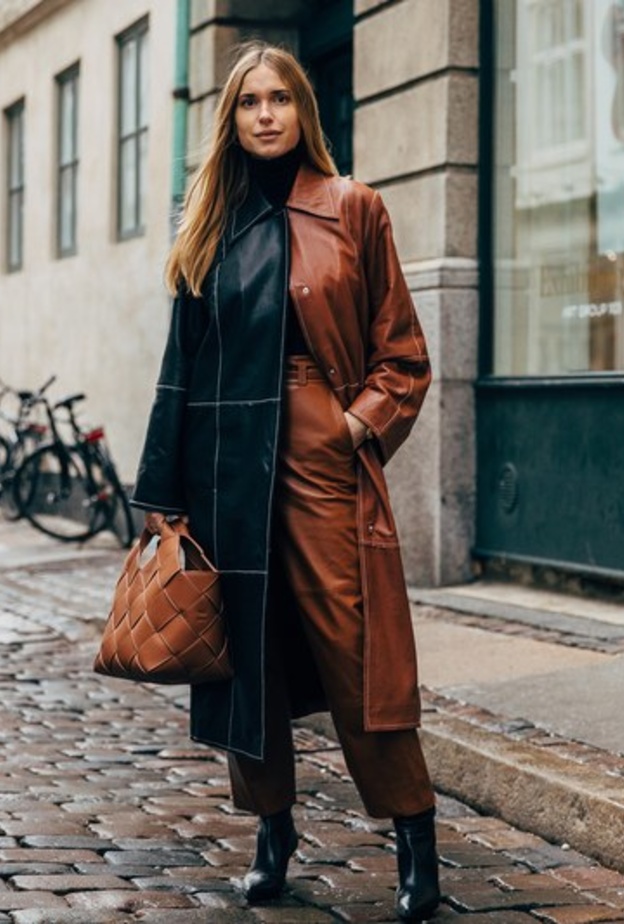 إختاري اكسسوارا باللون البني ونسقيه مع اطلالتك بالاسود