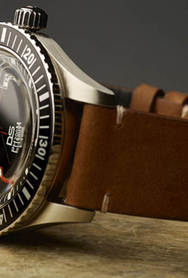 ساعة رجالية باللون البني