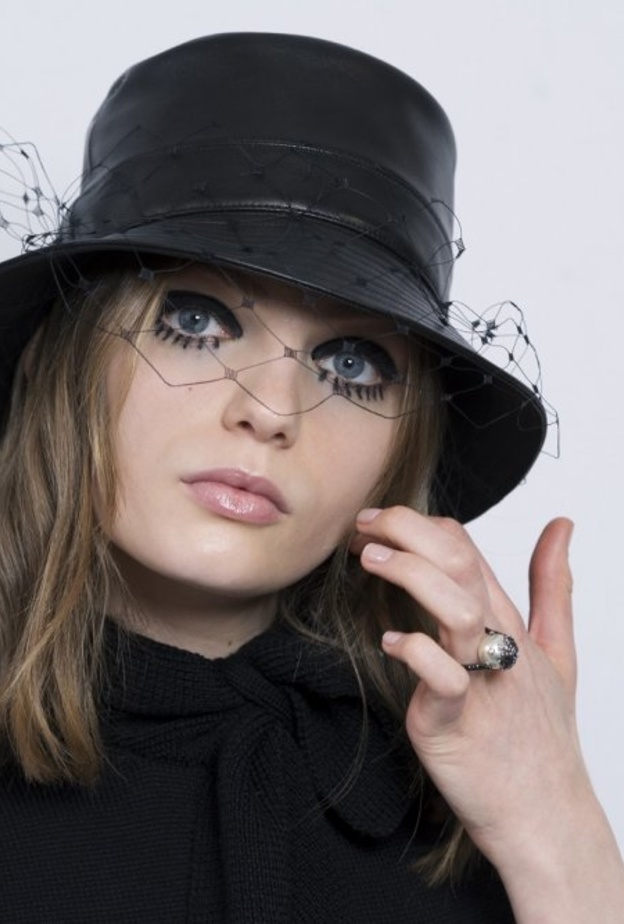 استُخدمت مسكارتين لإبراز الرموش بشكل أكثف وأغمق