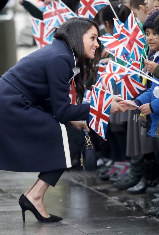 شوهدت ميغان في إحدى المناسبات وهي تصيح مشجعة مجموعة من الأطفال الصغار خلال مهمة رسمية