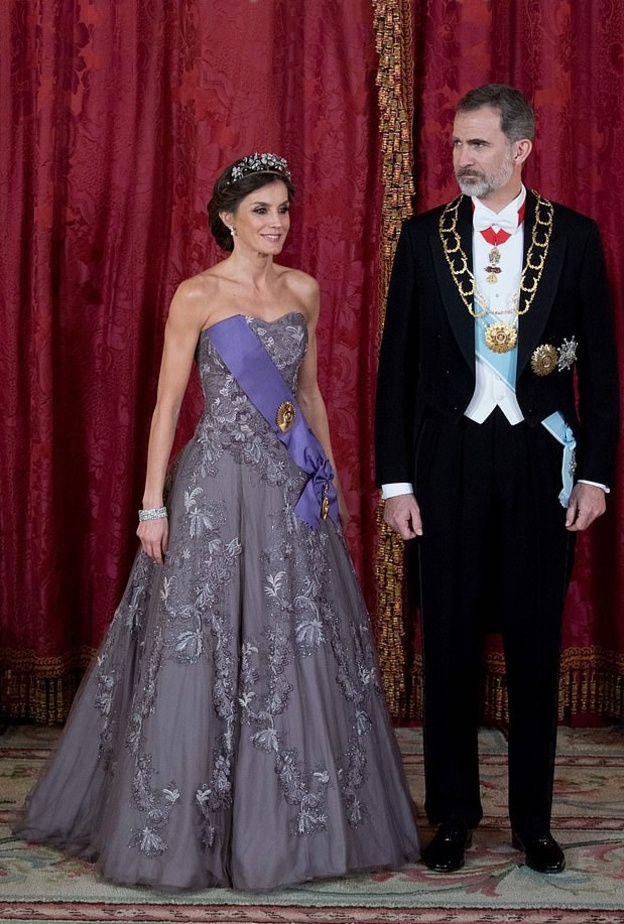 الملكة ليتيزيا ملكة إسبانيا بإطلالة ساحرة في مدريد مع زوجها الملك فيليب السادس