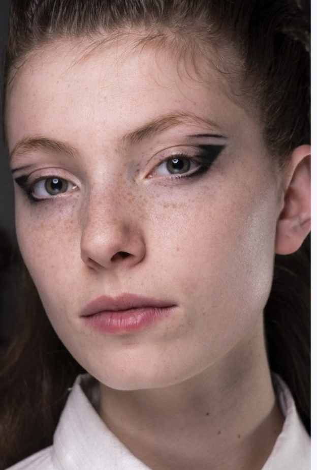  رسمات آيلاينر حمراء من وحي دار Rochas