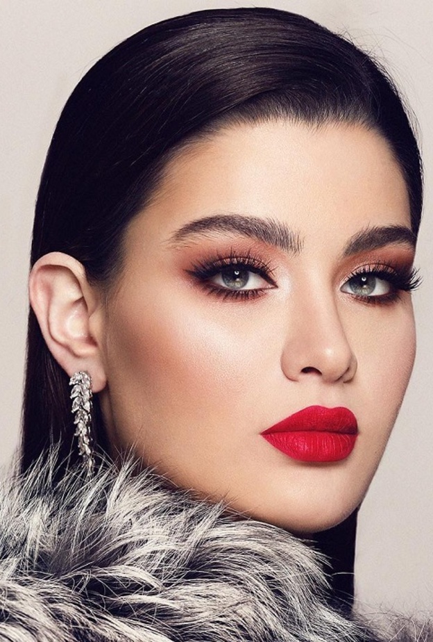 روان بن حسين بمكياج بارز مع الروج الاحمر