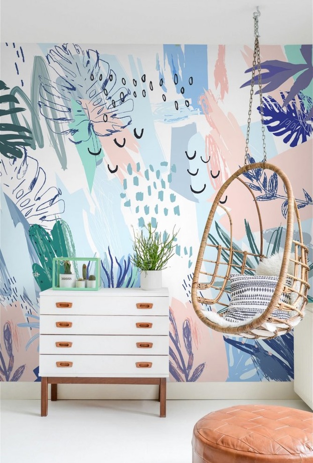 لوحات بألوان الباستيل يبرز جمالها اللون الكحلي الغامق للجدار