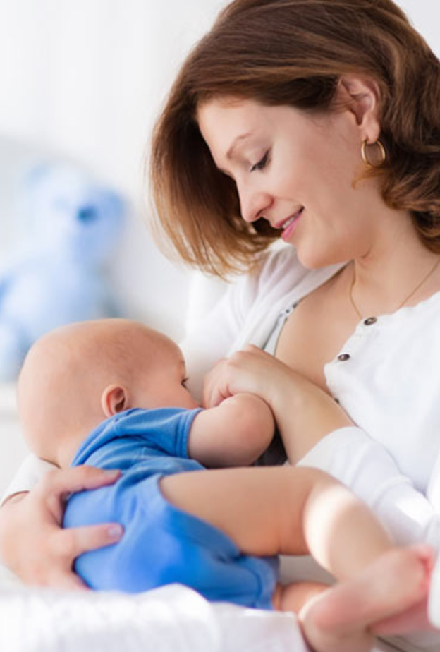 أهم الأطعمة التي يجب تناولها لزيادة لبن الأم أثناء الرضاعة الطبيعية