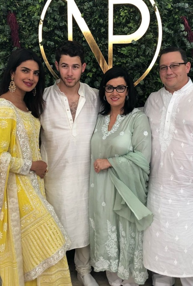 Priyanka Chopra تصف والد زوجها بالإفضل