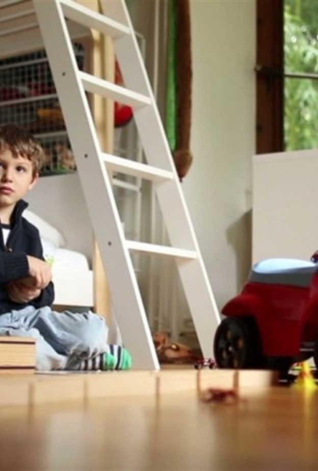 مخاطر ترك الأطفال الصغار بمفردهم في المنزل 