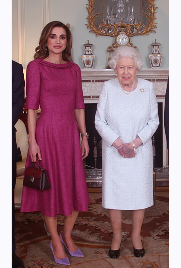 إطلالة مفعمة بالأنوثة والأناقة إختارتها الملكة رانيا خلال زيارة قصر باكنغهام