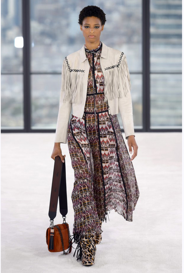 الجاكيت البيضاء المزينة بالشراريب مع الفساتين المزخرفة من Longchamp