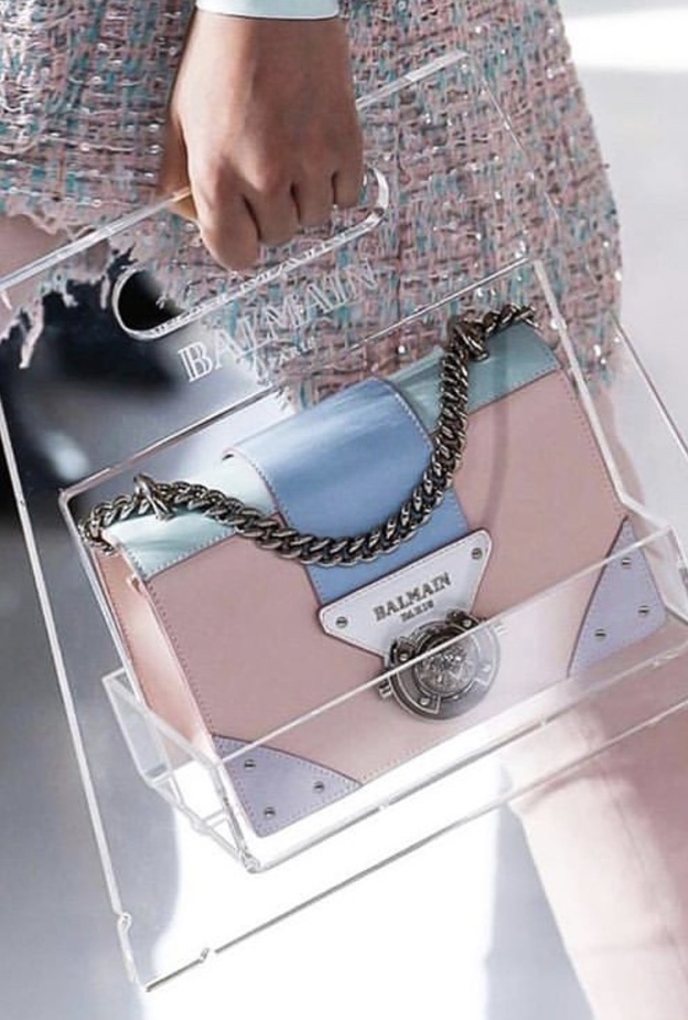 حقائب نسائية شفافة