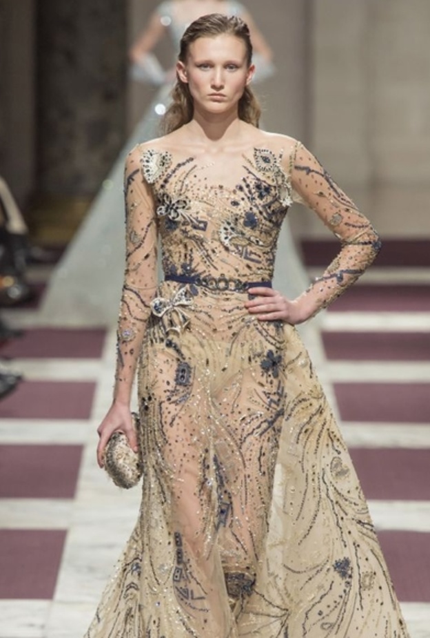 الفساتين تميزت بكونها براقة