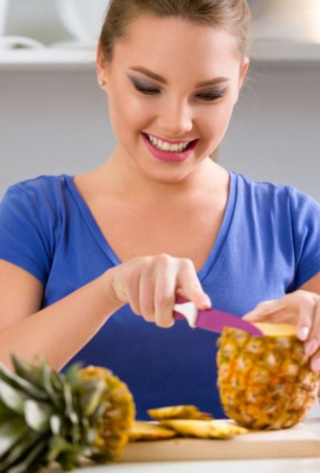 اختاري أيتها العروس ثمرة الأناناس ذات الأوراق الخضراء الداكنة والرائحة المميزة لتعزيز فوائدها بشكل صحي