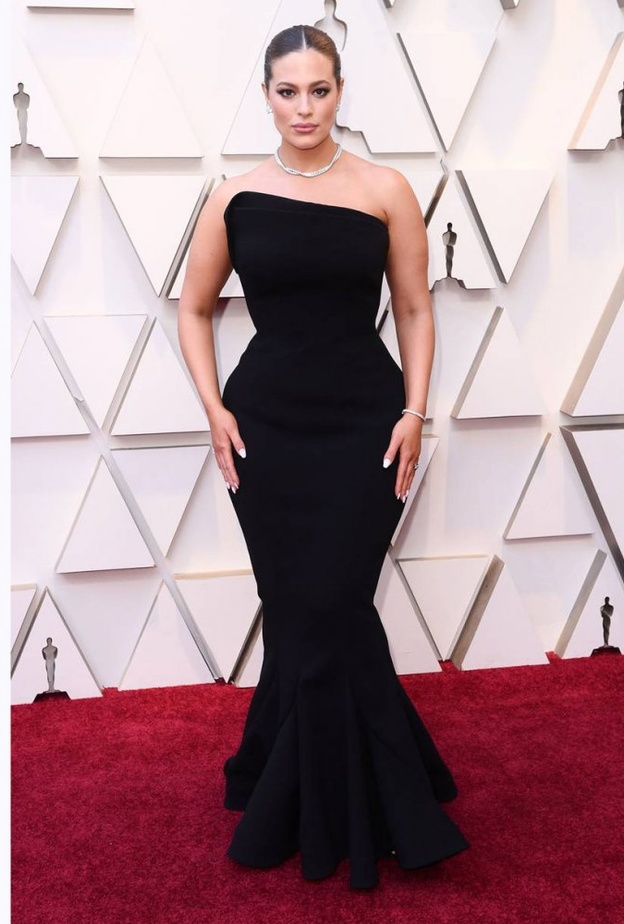 آشلي غراهام أنيقة في فستان أسود من زاك بوزن