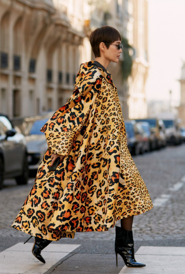 الفستان بقصة البراشوت الضيق من الأعلى والواسع من الأسفل بطبعة الفهد