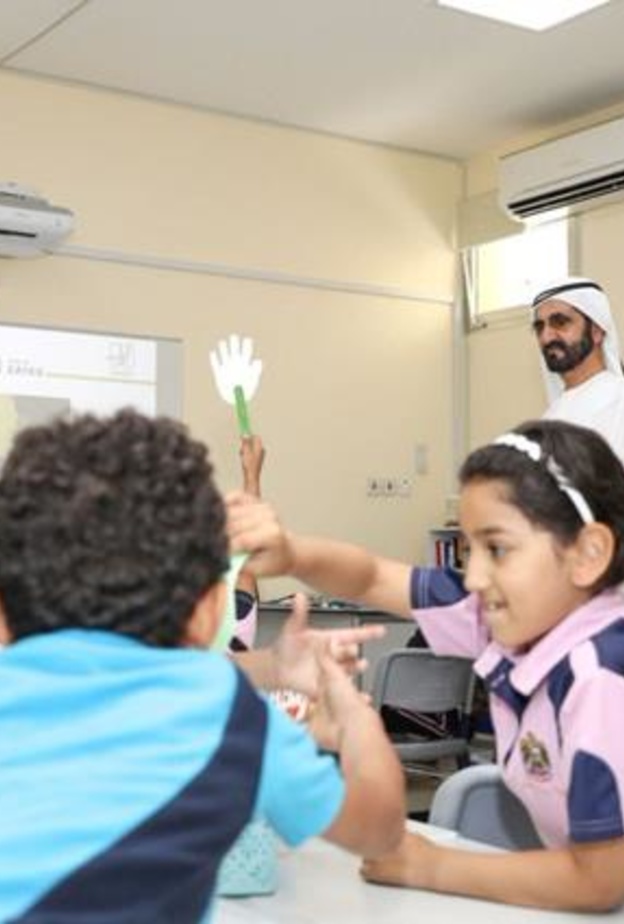 الشيخ محمد بن راشد وسط بناته من الطالبات