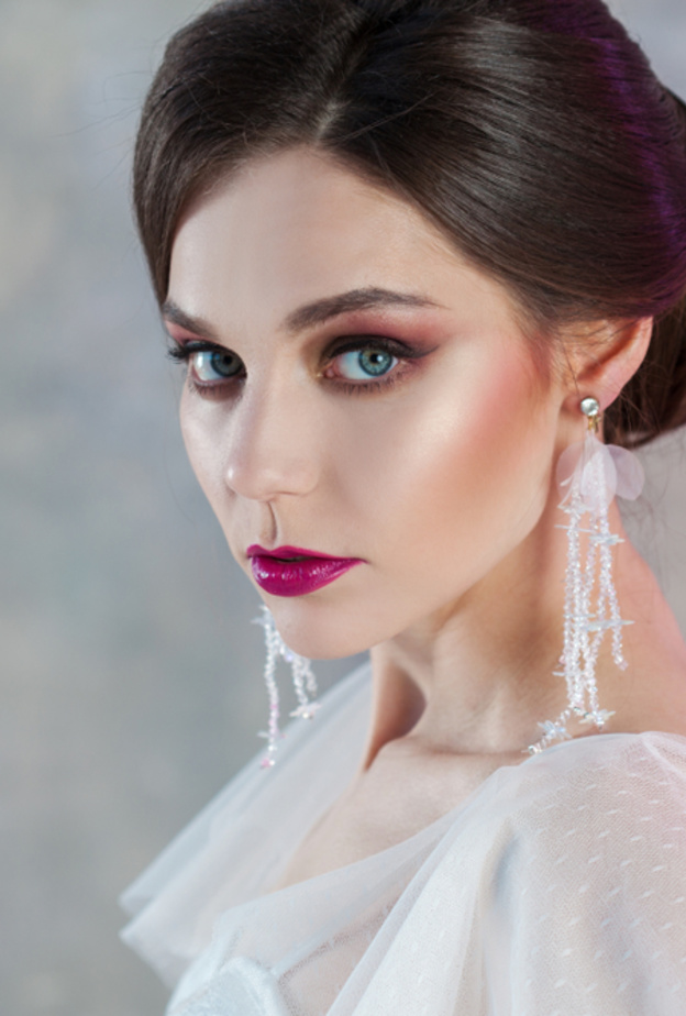 اعتمدي أحمر الشفاه اللامع لإطلالة أنثوية