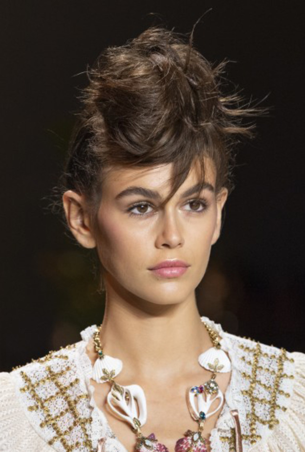 تسريحات الشعر الكاري مع ضفائر السنبلة العصرية من Christian Siriano