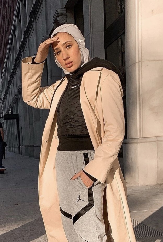 Anisa Stoffel بلفة حجاب كاملة وأضافت قطعة قماش مبرومة على شكل طوق