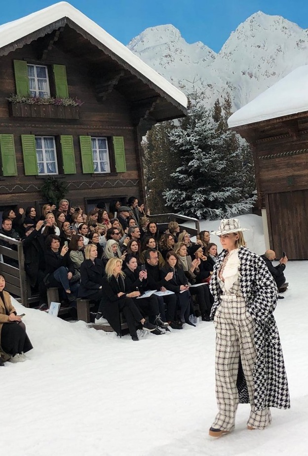 دار شانيل تبهر الحضور بعرض مذهل من وحي جبال الألب خلال أسبوع الموضة في باريس