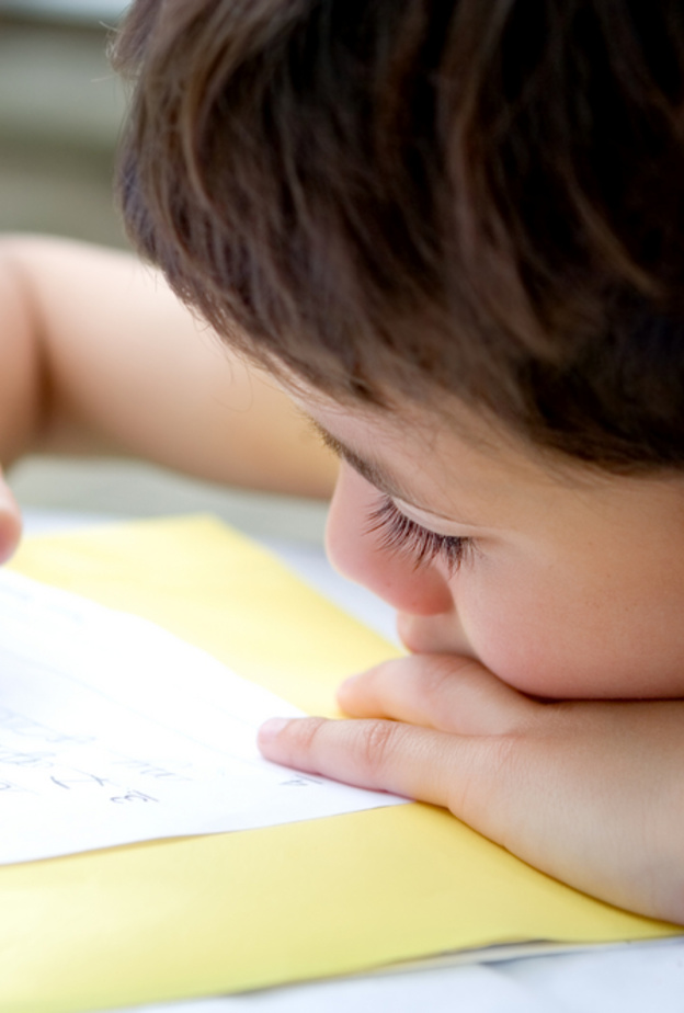 كيف تساعد الأم طفلها على تحسين خطه أثناء الدراسة 