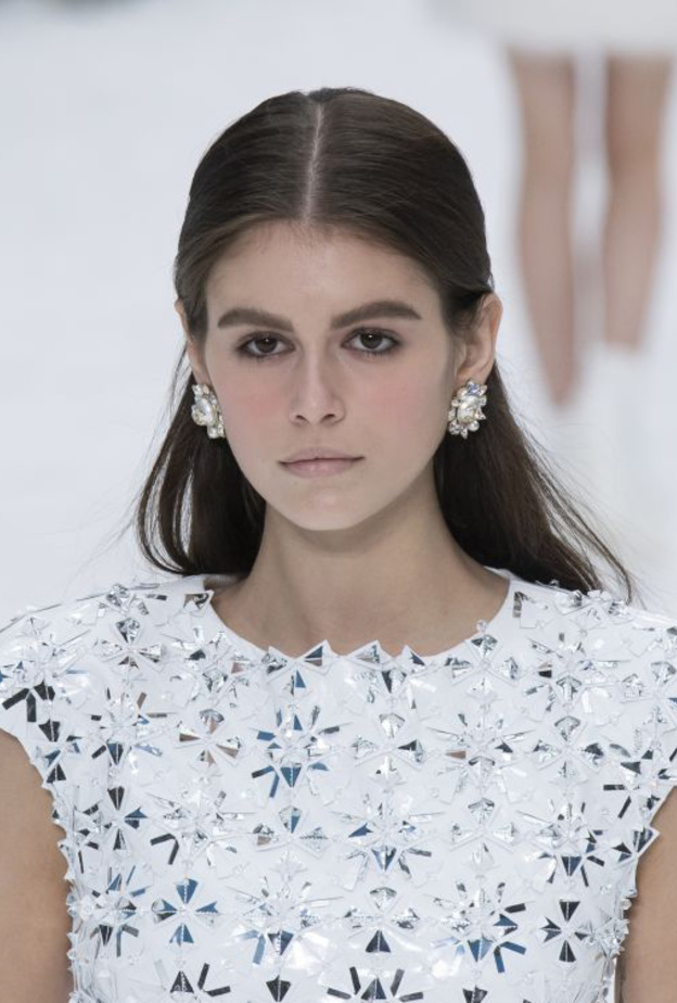 تسريحات شعر منسدل في عرض شانيل لشتاء 2019