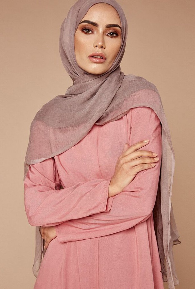 اختاري لون الموف الشاحب لاطلالة هادئة كتصميم عفّة الدبّاغ المميز