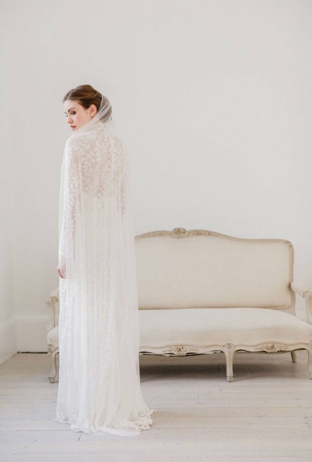 الطرحات الطويلة التي تناسب فساتين الزفاف المستقيمة