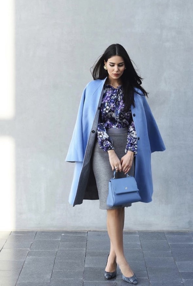 بدلة مزدانة بطبعة houndstooth الدارجة مكونة من معطف وتنورة ميني قصيرة