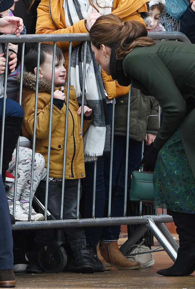 صورة عفوية لكيت ميدلتون وهي تحيي طفلا تحت الأمطار في منطقة بلاكبول البريطانية
