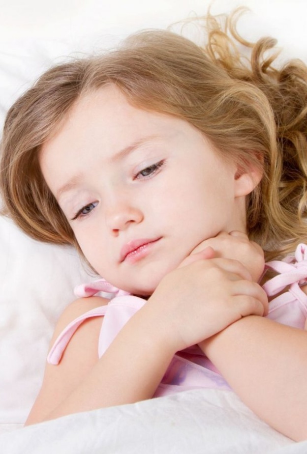 الاطفال الرضع الأكثر تاثر ببرودة الأطراف كونهم يحتاجون وقت للتكيف مع الظروف المحيطة بهم بعد الولادة